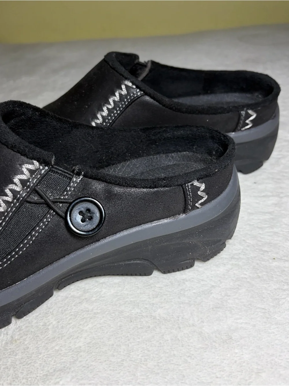 Skechers Women’s Black Slip-On Casual Clog with Zigzag Stitch Sz 6.5
